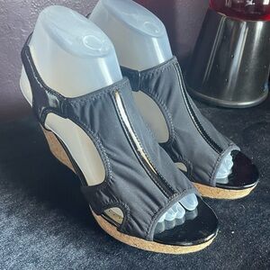 Adrienne Vittadini Collyn Black Wedge Sandals Women’s Size 9 –